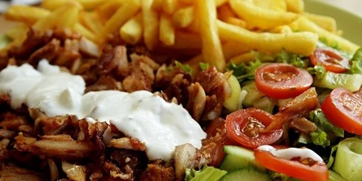Kebab s teľacím alebo kuracím mäsom a prílohou
