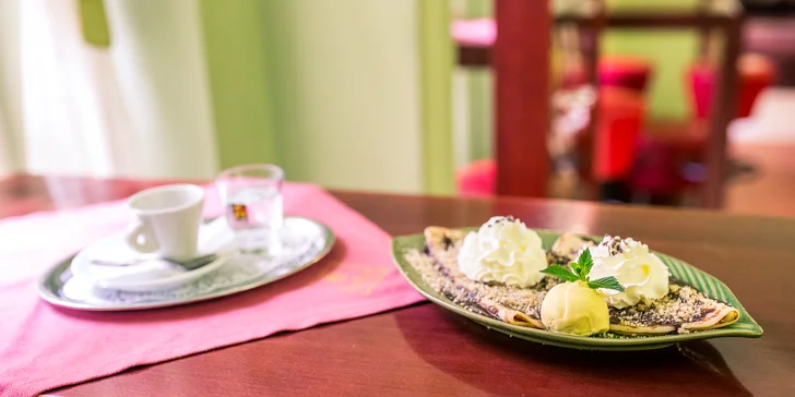 Palacinky so zmrzlinou a šľahačkou + espresso