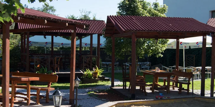 Ginger burger s hranolčekmi a cesnakovým dresingom