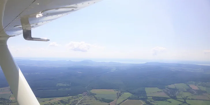 Let športovým lietadlom a pilotovanie na skúšku