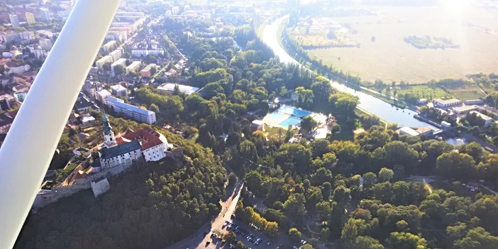 Let športovým lietadlom a pilotovanie na skúšku