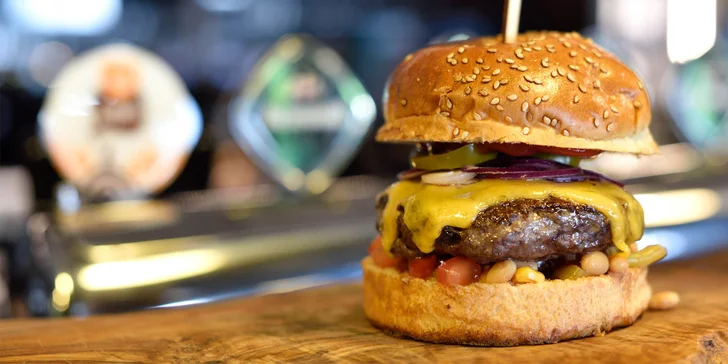 Pálivý mexický burger alebo burger zo 100 % steakového hovädzieho mäsa