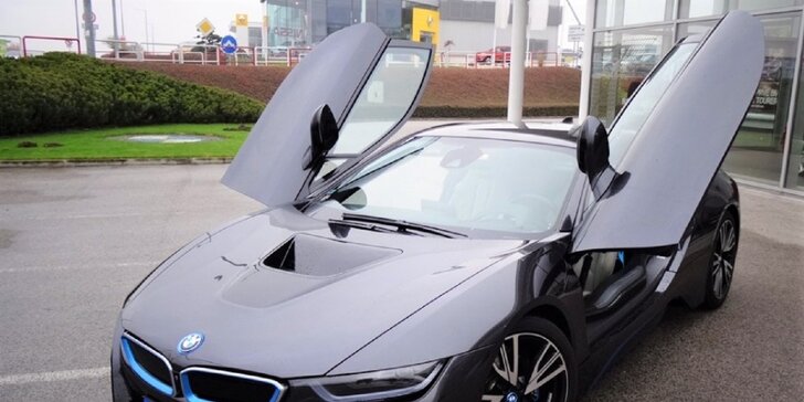 Jazda na hybridnom športiaku BMW i8 po letiskovej dráhe