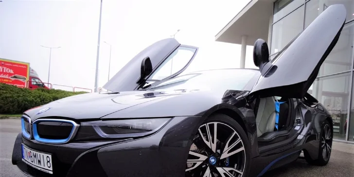 Jazda na hybridnom športiaku BMW i8 po letiskovej dráhe