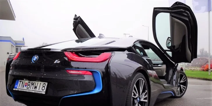 Jazda na hybridnom športiaku BMW i8 po letiskovej dráhe