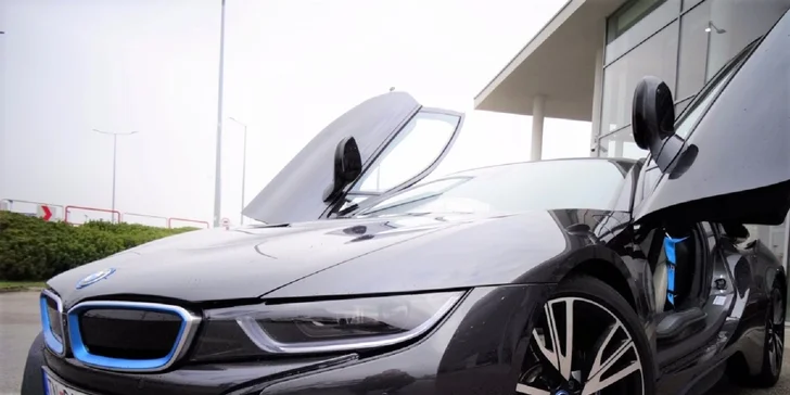 Jazda na hybridnom športiaku BMW i8 po letiskovej dráhe