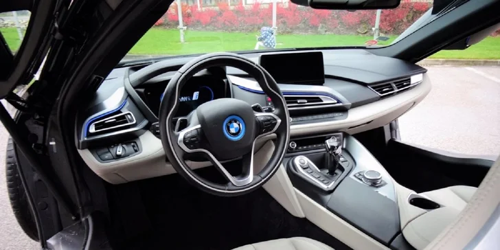 Jazda na hybridnom športiaku BMW i8 po letiskovej dráhe