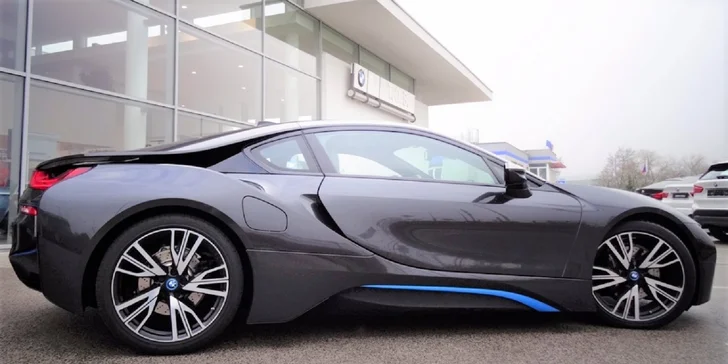 Jazda na hybridnom športiaku BMW i8 po letiskovej dráhe