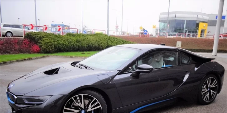 Jazda na hybridnom športiaku BMW i8 po letiskovej dráhe