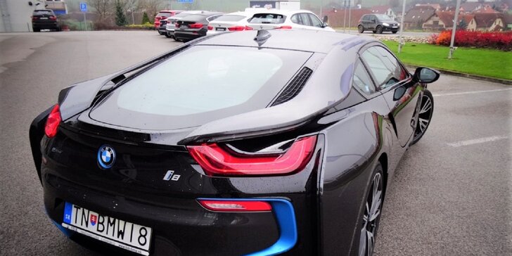 Jazda na hybridnom športiaku BMW i8 po letiskovej dráhe