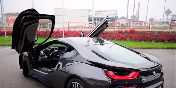 Jazda na hybridnom športiaku BMW i8 po letiskovej dráhe