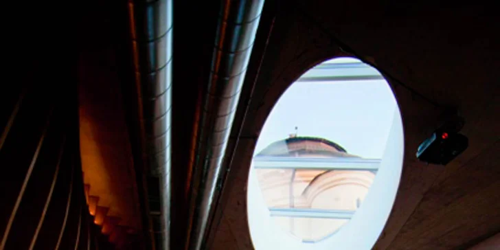 Miešané drinky, ľadová drť v historickej Rotunde Spiegelsaal