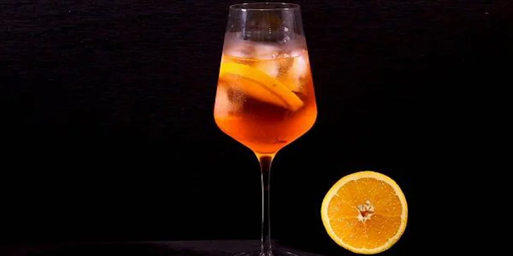 Miešané drinky, ľadová drť v historickej Rotunde Spiegelsaal