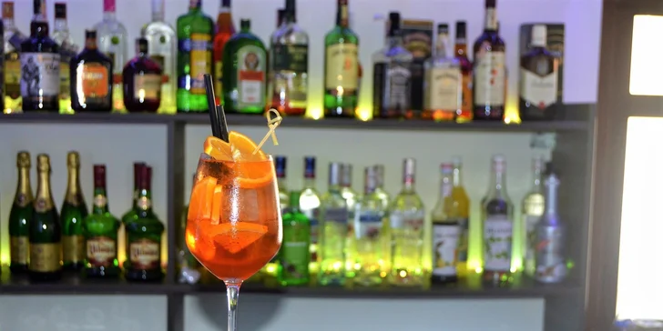 Osviežujúce miešané drinky v bare Peoples