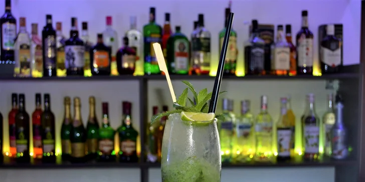 Osviežujúce miešané drinky v bare Peoples