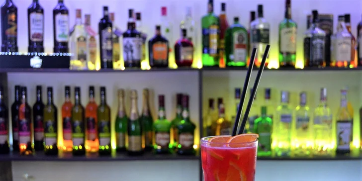 Osviežujúce miešané drinky v bare Peoples