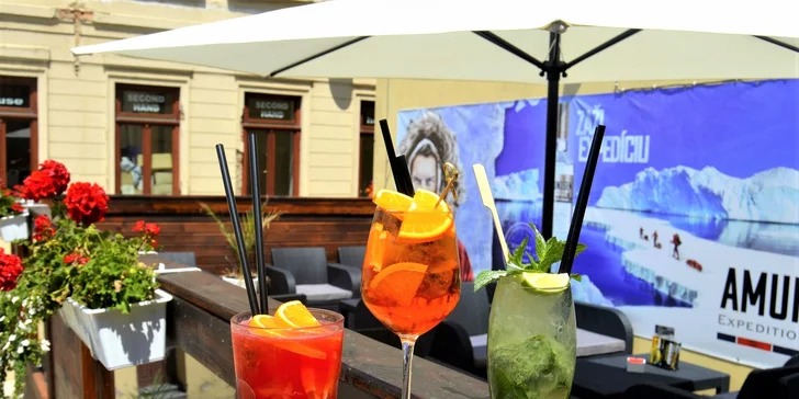 Osviežujúce miešané drinky v bare Peoples