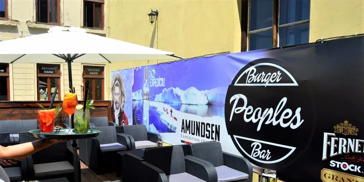 Osviežujúce miešané drinky v bare Peoples