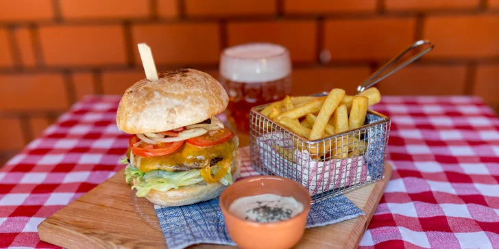 Hovädzí mletý steak v domácej žemli, hranolčeky s Kofolou alebo pivom