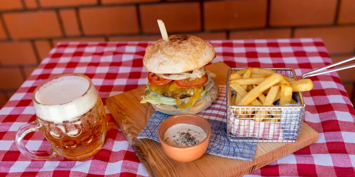 Hovädzí mletý steak v domácej žemli, hranolčeky s Kofolou alebo pivom