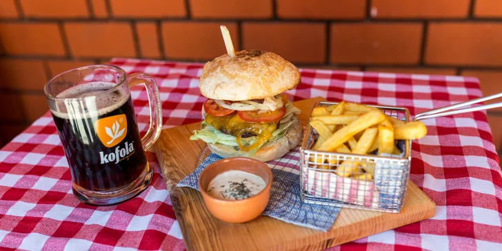 Hovädzí mletý steak v domácej žemli, hranolčeky s Kofolou alebo pivom