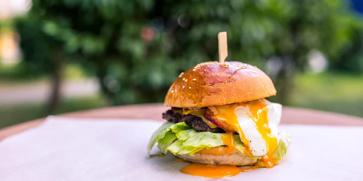 Bulls egg BURGER z lokálneho chovu a hranolčeky