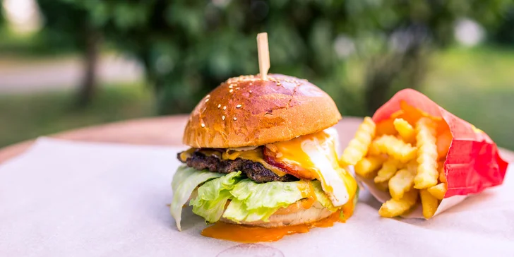 Bulls egg BURGER z lokálneho chovu a hranolčeky