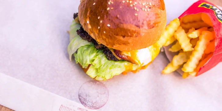 Bulls egg BURGER z lokálneho chovu a hranolčeky