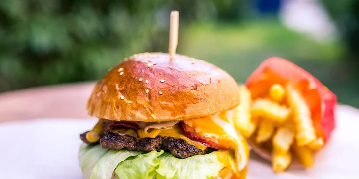 Bulls egg BURGER z lokálneho chovu a hranolčeky