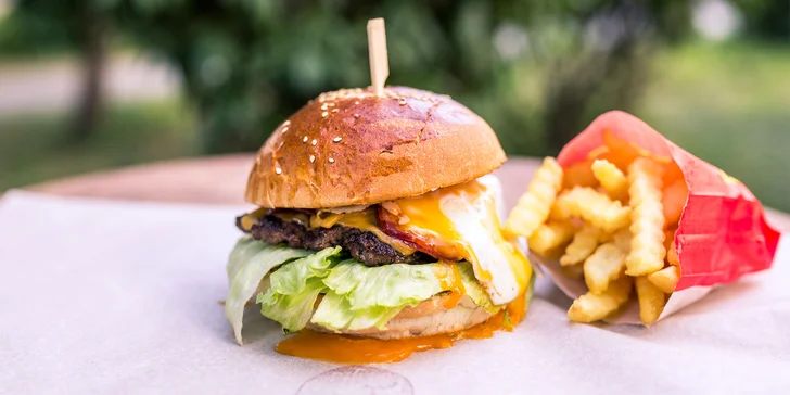 Bulls egg BURGER z lokálneho chovu a hranolčeky