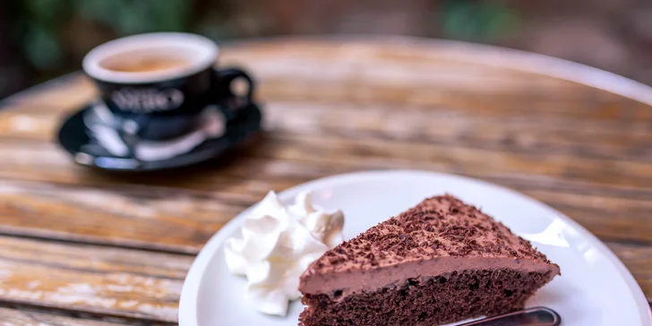 Domáci koláčik podľa výberu a espresso