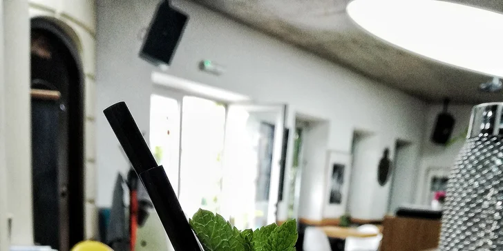 Miešané drinky, ľadová drť v historickej Rotunde Spiegelsaal