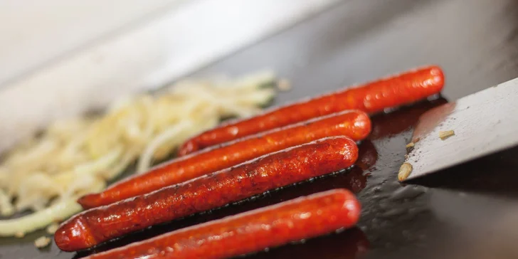 Dva druhy obľúbených domácich hot dogov alebo pivo Bakalář