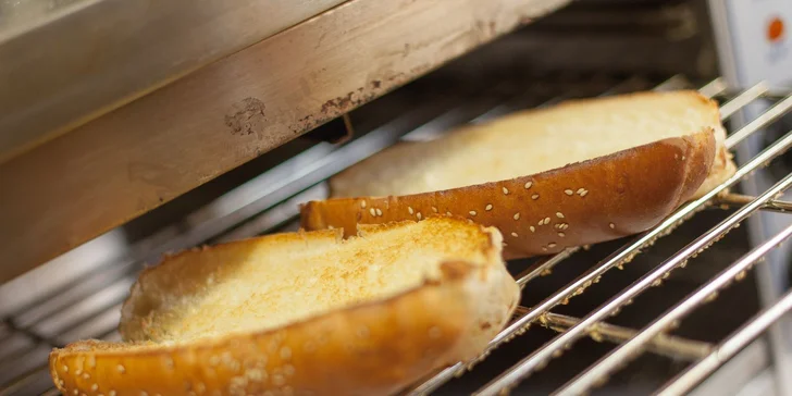 Dva druhy obľúbených domácich hot dogov alebo pivo Bakalář