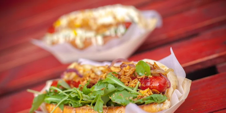 Dva druhy obľúbených domácich hot dogov alebo pivo Bakalář