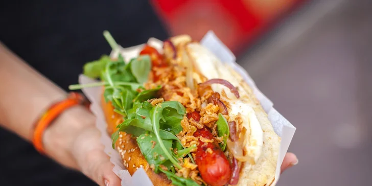 Dva druhy obľúbených domácich hot dogov alebo pivo Bakalář