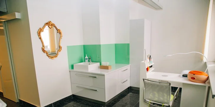 Ultrazvukový lifting tváre alebo aplikácia botulotoxínu