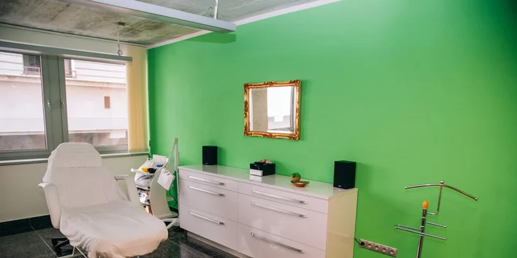 Ultrazvukový lifting tváre alebo aplikácia botulotoxínu