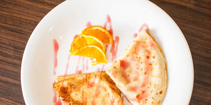 Sladké alebo slané palacinky s džúsom alebo kávou
