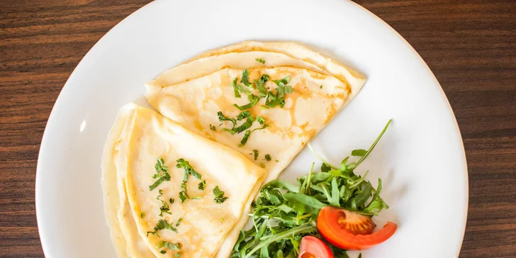 Sladké alebo slané palacinky s džúsom alebo kávou