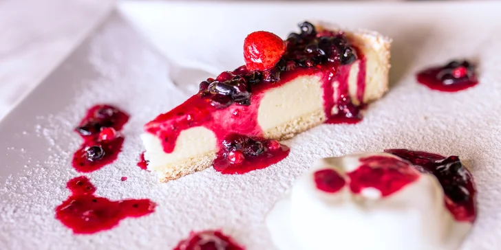 Tvarohový alebo jablkový cheesecake s kávou alebo domácim ľadovým čajom