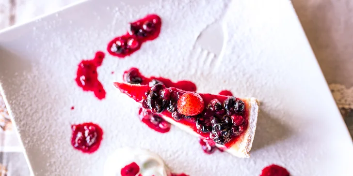 Tvarohový alebo jablkový cheesecake s kávou alebo domácim ľadovým čajom