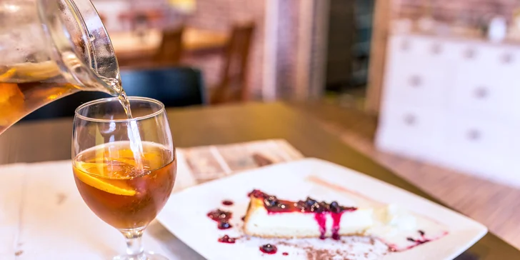 Tvarohový alebo jablkový cheesecake s kávou alebo domácim ľadovým čajom