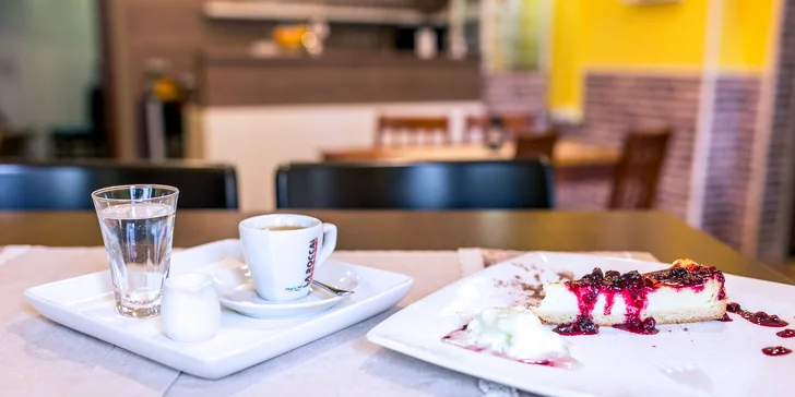 Tvarohový alebo jablkový cheesecake s kávou alebo domácim ľadovým čajom