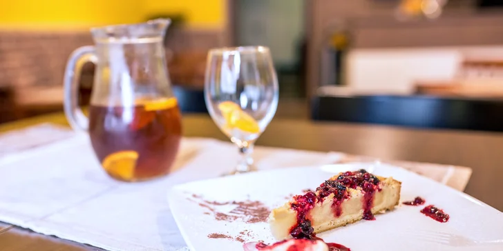 Tvarohový alebo jablkový cheesecake s kávou alebo domácim ľadovým čajom