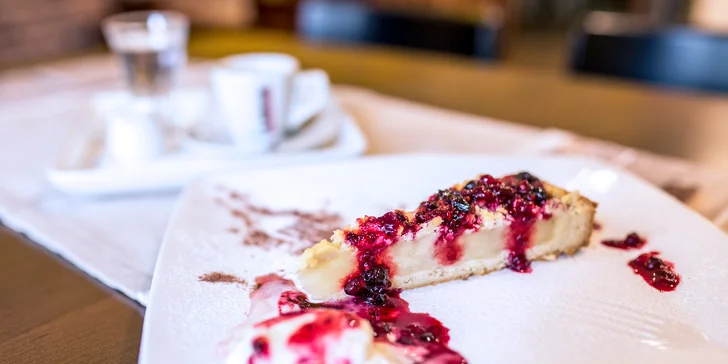 Tvarohový alebo jablkový cheesecake s kávou alebo domácim ľadovým čajom