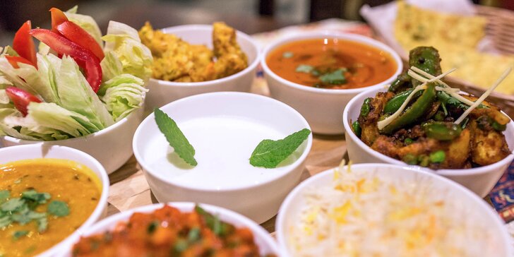 Vegánsky tanier plný indických vegánskych špecialít