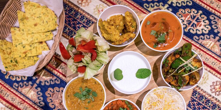 Vegánsky tanier plný indických vegánskych špecialít