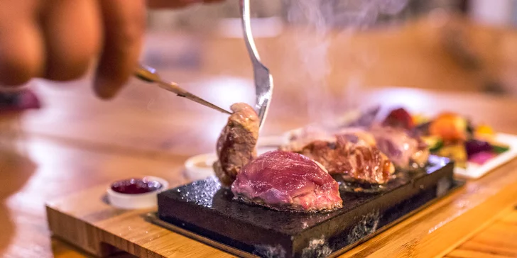 Steak podávaný na horúcom lávovom kameni