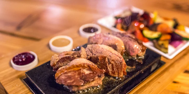Steak podávaný na horúcom lávovom kameni